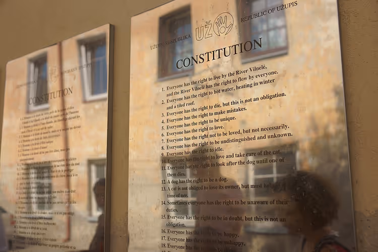 Cam altında Užupis Anayasası plaketleri