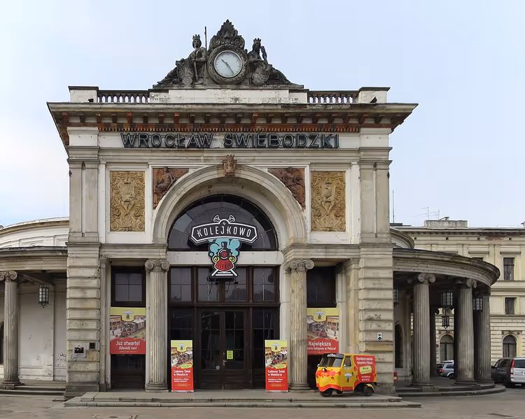Inngangen til Kolejkowo i Wrocław Świebodzki stasjonsbygning