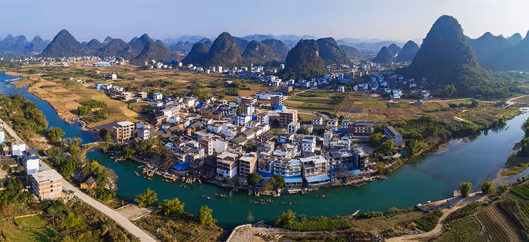 Yangshuo-Panorama mit Fluss und Karstbergen