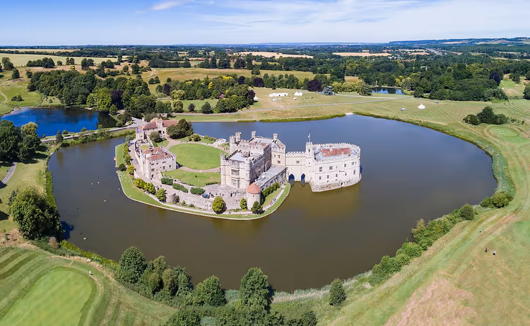 Leeds Castle på en øy omgitt av vann
