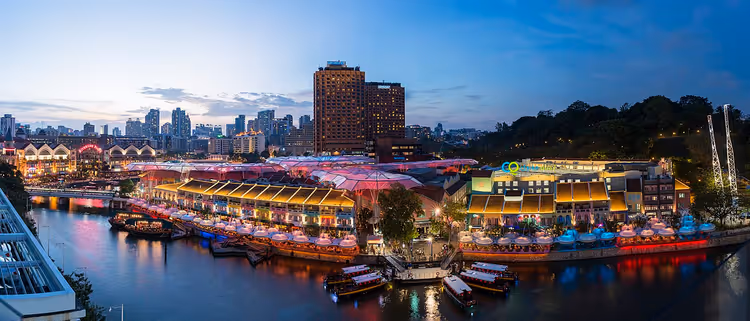 Clarke Quay Uferpromenade in Singapur bei Nacht