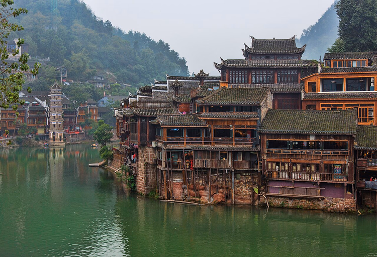 Pfahlbauten über dem Fluss in Fenghuang