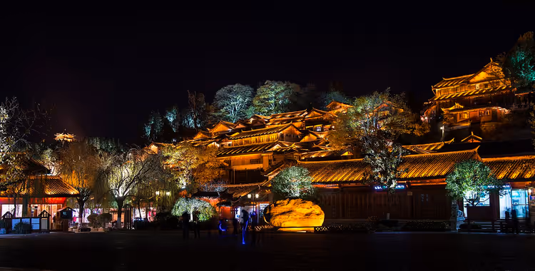 Nächtliche Beleuchtung alter Dächer in Lijiang