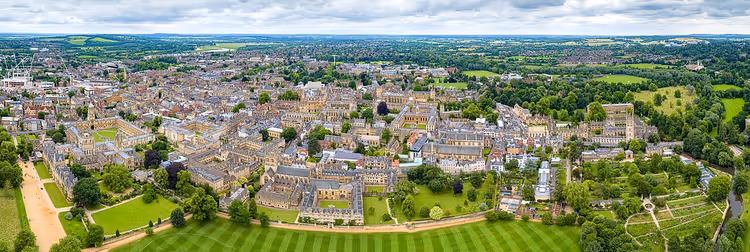 Vue aérienne d'Oxford avec ses collèges historiques et ses pelouses