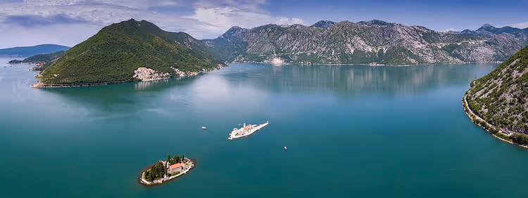 Panorama der Bucht von Kotor mit Bergen