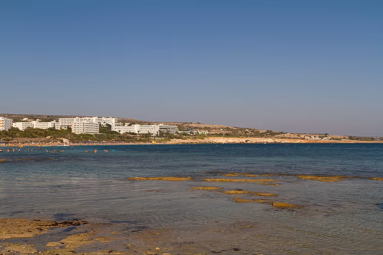 Uzakta otellerle Ayia Napa kıyı şeridinin panoraması