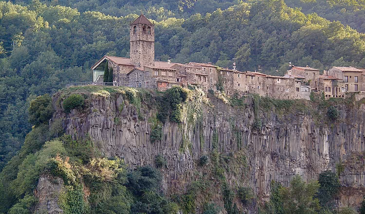 Castellfollit de la Roca: hus og kirke på en basaltklippe