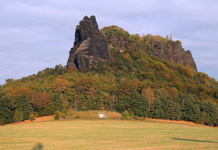 Lilienstein mit steilen Felswänden über einem Feld