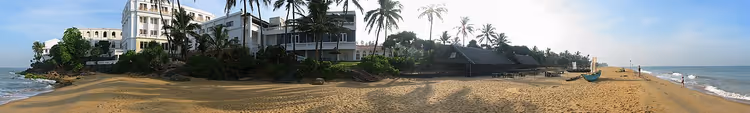 Zandstrand van Mount Lavinia met palmbomen en een hotel