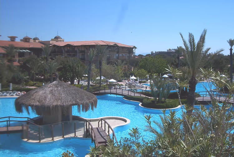 Gloria Golf Resort'un havuzu ve binaları