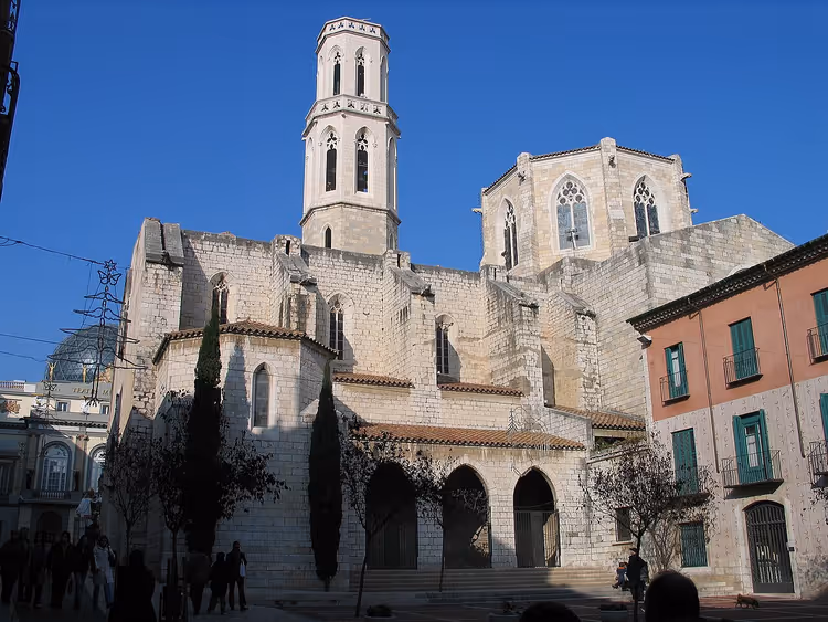 Kirken Sant Pere i Figueres med klokketårn