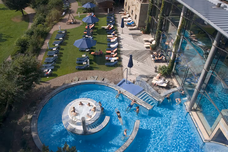 Ziyaretçilerle Claudius Therme'deki açık havuz