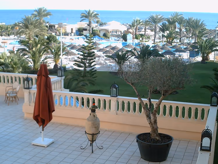 Havuzlara ve denize bakan otel terası
