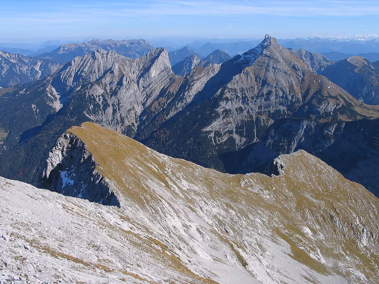 Den klippete toppen av Gamsjoch over Karwendel-fjellene