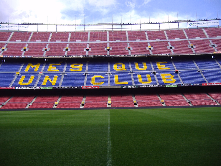 Läktare på Camp Nou med orden “Més que un club”