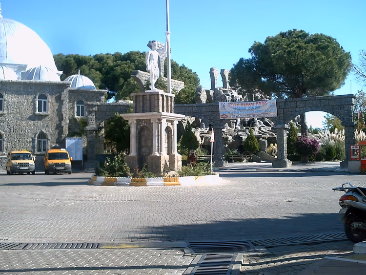 Belek merkezinde heykelli ve kemerli meydan