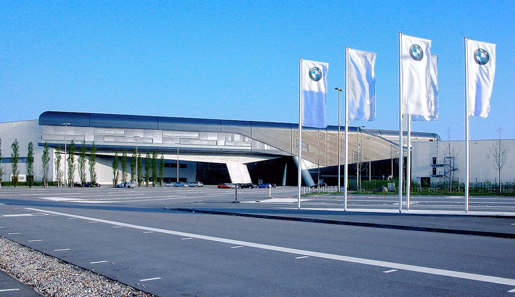 Bayraklı BMW merkez fabrikası binası
