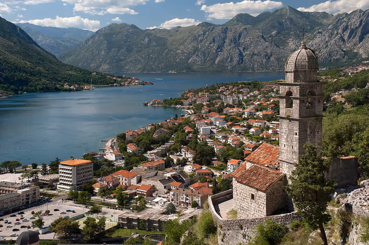 Kirke og panorama av Kotor over bukta