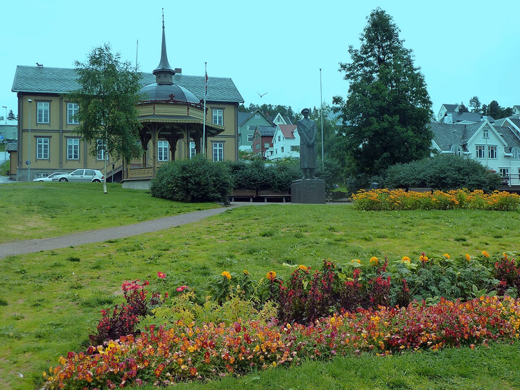 Tromsø'da Haakon VII anıtının bulunduğu park