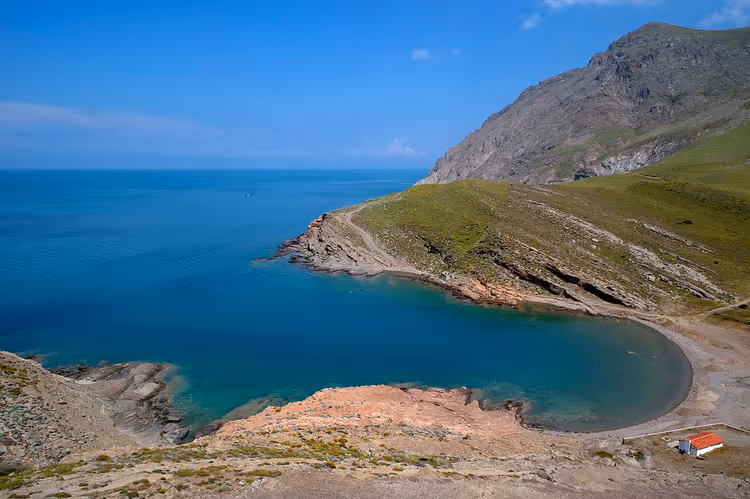 Schilderachtige baai met een strand op het eiland Gökçeada