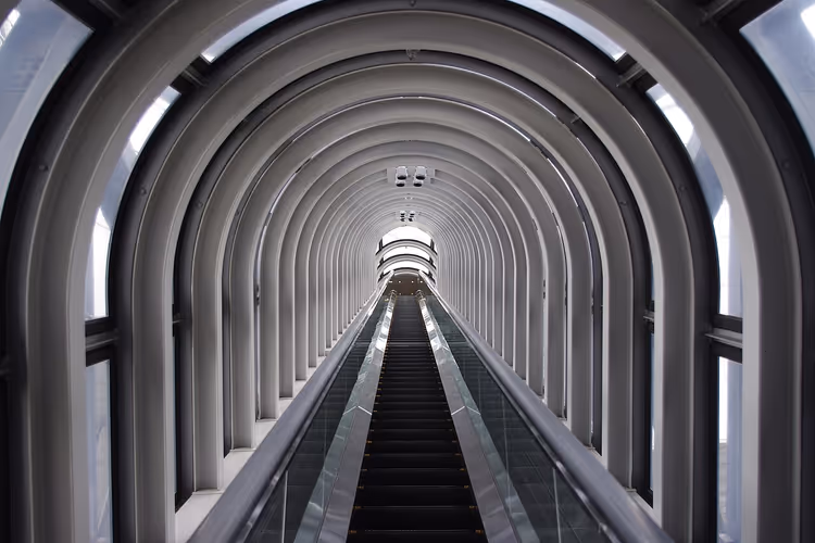 Umeda Sky Building'deki cam yürüyen merdiven
