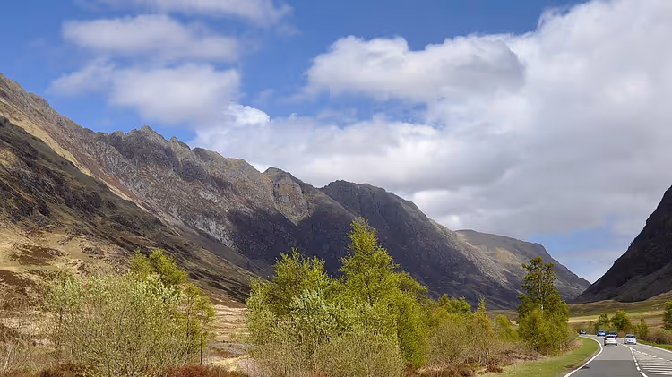 Хребет Aonach Eagach над долиной с шоссе