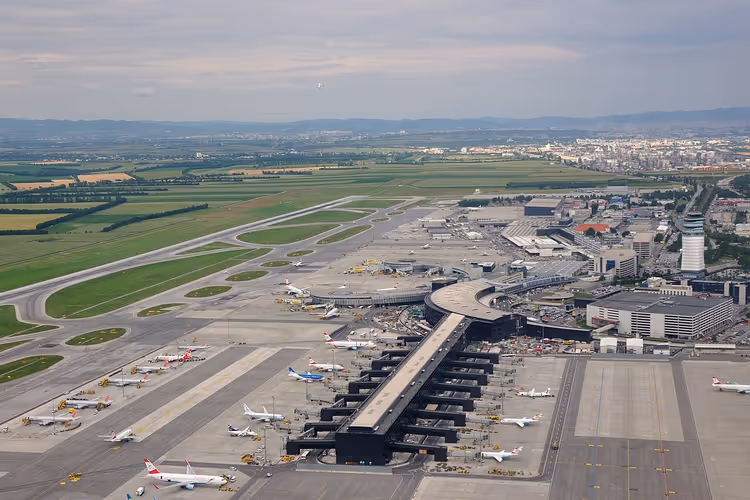 Flughafen Wien Terminal bei Tag