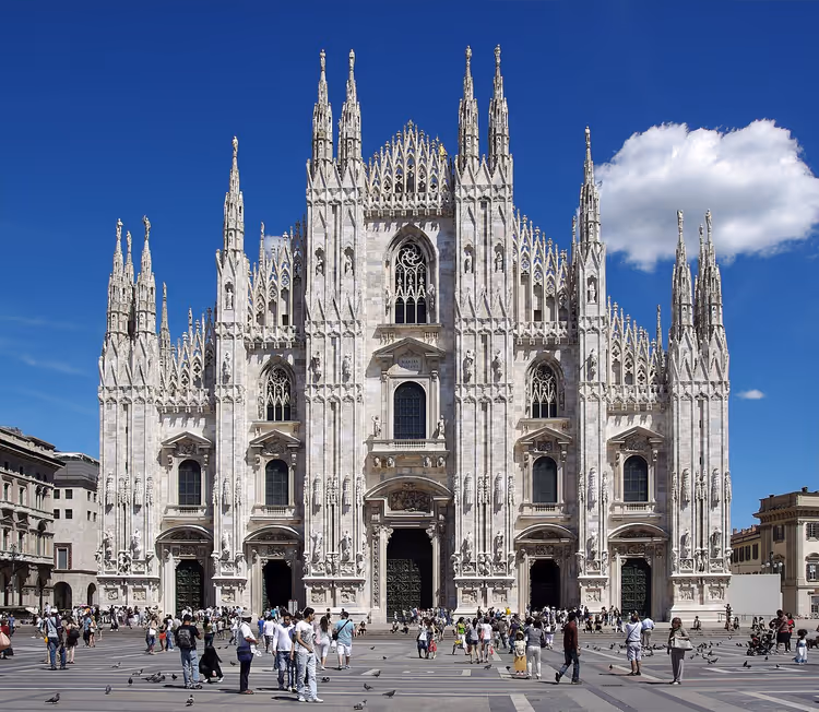 Fasaden til Duomo di Milano med spir på plassen