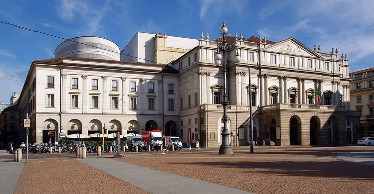 Fasaden til operahuset La Scala i Milano