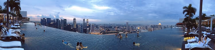 Панорама бесконечного бассейна SkyPark с видом на Сингапур