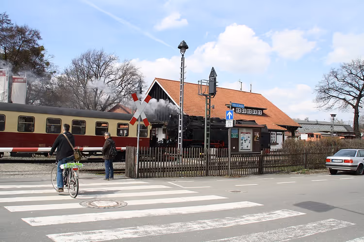 Station Wernigerode-Westerntor met stoomlocomotief en slagboom