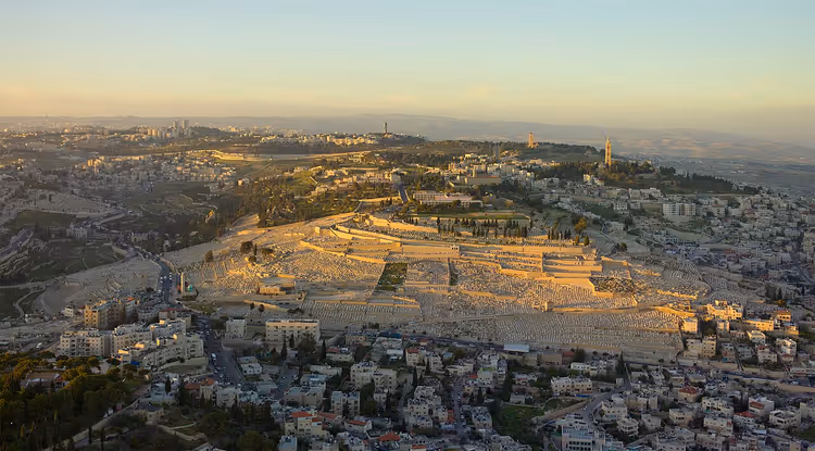Antik mezarlığıyla Zeytin Dağı panoraması