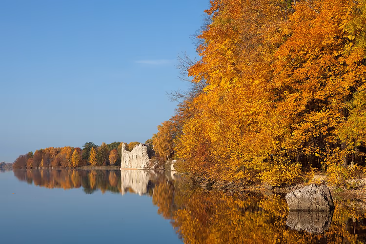 Ruinen der Burg Koknese im Herbst