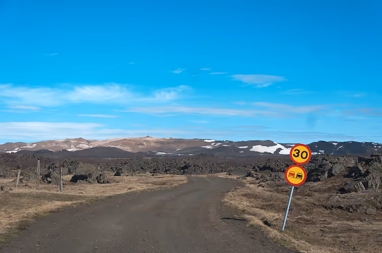 Strada sterrata in Islanda con un cartello del 30