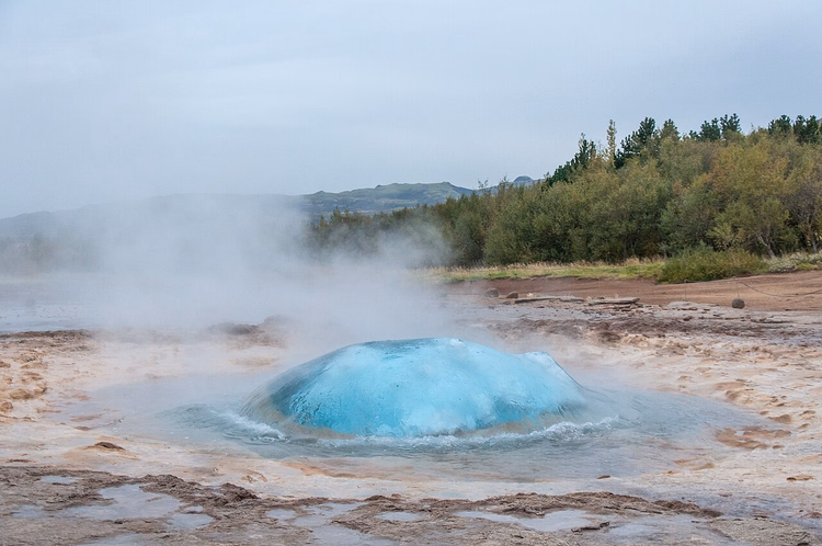 Patlamadan önce Strokkur'un mavi su kubbesi