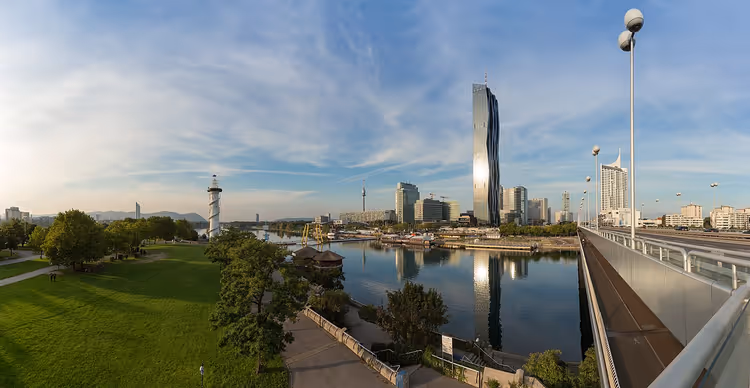 Panorama av Wien med vannfronten og skyskraperen DC Tower