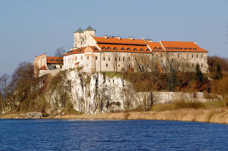 Abbaye bénédictine de Tyniec sur une falaise au-dessus de la Vistule
