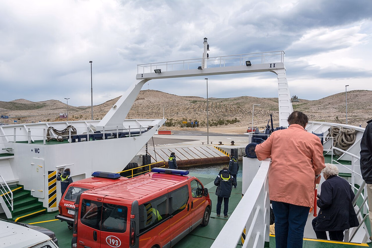 Passagiere und Autos auf dem Deck einer Fähre bei Rab