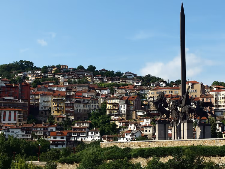 Husene i Veliko Tarnovo på en ås og Asenevtsi-monumentet