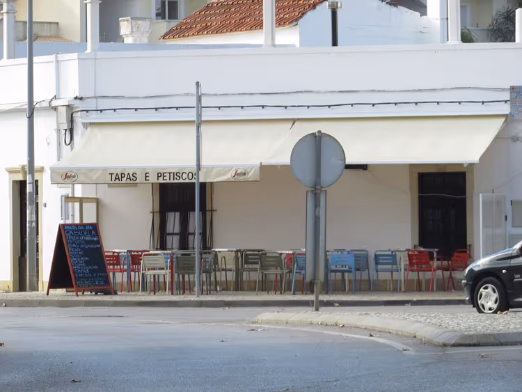 Portugiesische Petiscos auf einem Tisch mit Wein