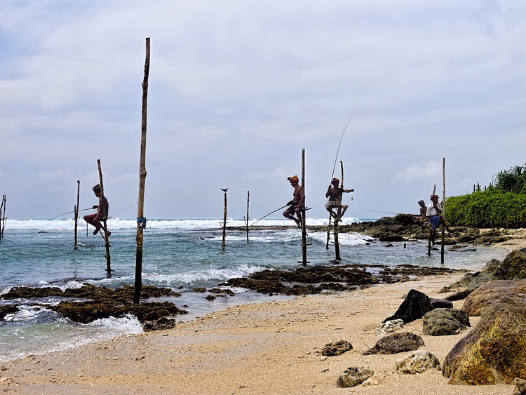 Steltvissers bij het strand van Ahangama