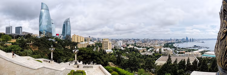 Panorama di Baku con le Flame Towers e il mare