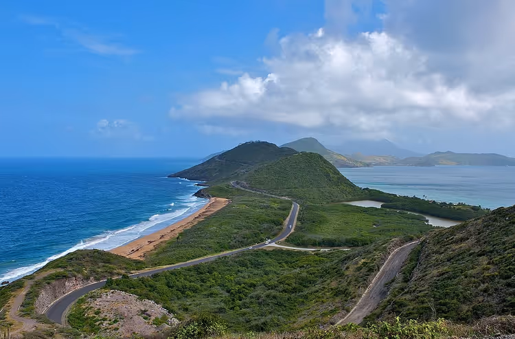 Panorama van de kust van St. Kitts met weg en heuvels