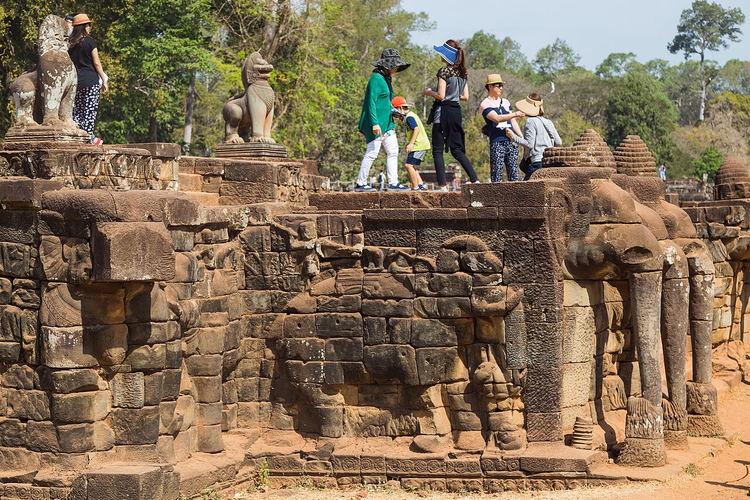 Angkor Thom'daki Fil Terası'nda gezen turistler