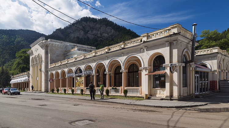 Borjomi jaama hoone mägedega taustal