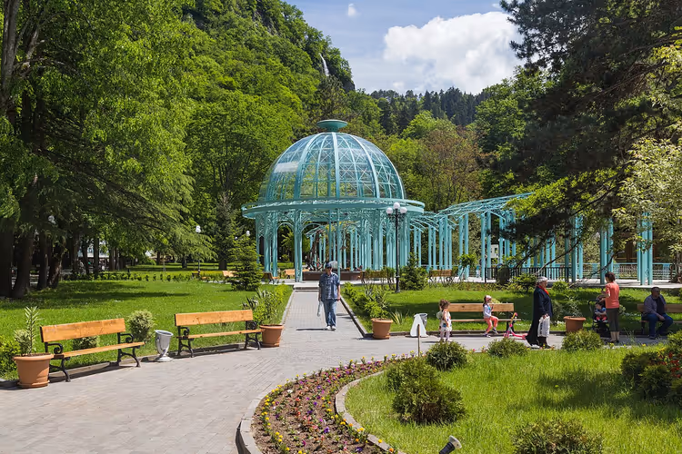 Käigutee ja klaaskuppel Borjomi keskpargis