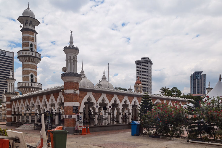 Gökdelenlerin önünde minareleriyle Masjid Jamek camii