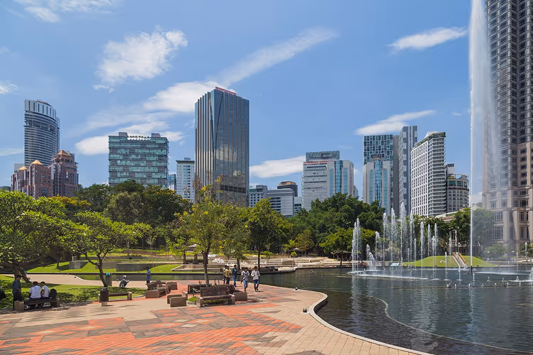 Gökdelenler arasında göl ve fıskiyelerle KLCC Parkı