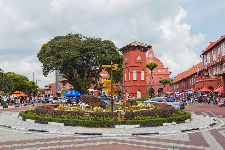 Église rouge sur la place de Malacca