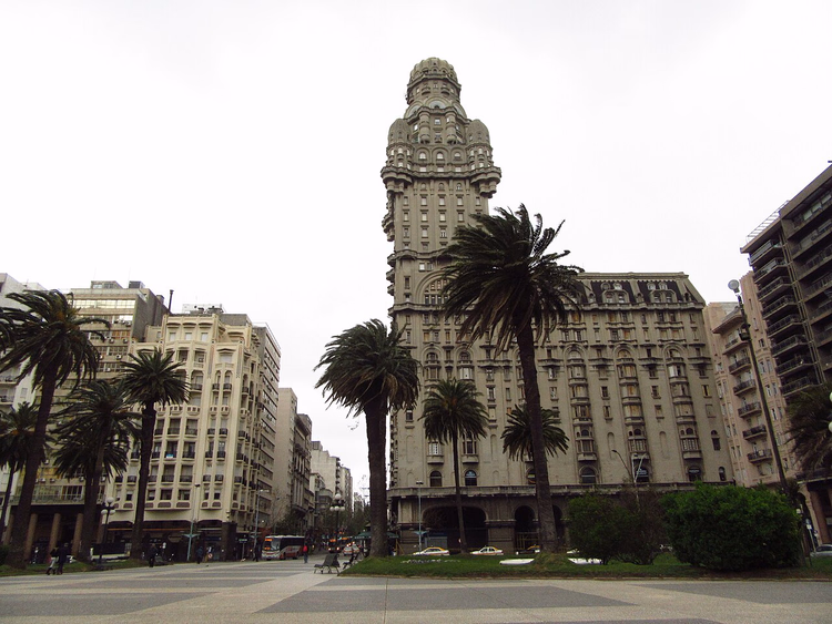 Montevideo'daki Bağımsızlık Meydanı'nda Palacio Salvo